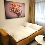 Moderne, Komplett Eingerichtete Mit Parkplatz & 24h Check-in Lägenhet *